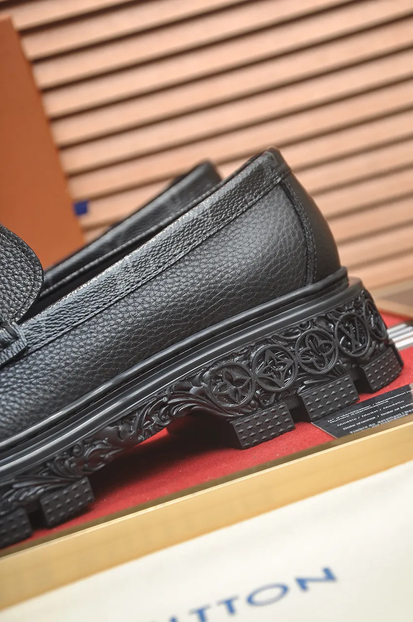 Men's men's shoes 💰760💶 [LV] (original single cowhide lining) 🍀LV's latest genuine leather business suit shoes are launched simultaneously on the official website. The first-layer cowhide imported from Italy is made of heavy gold, 💥official website 1:1 rubber outsole. Versatile to wear, high-end without losing class, and the color combination is extraordinary. This four-season style is alluring when worn on your feet, showing off your big-name flair. Standard code 39-44 (customized at 38.45)